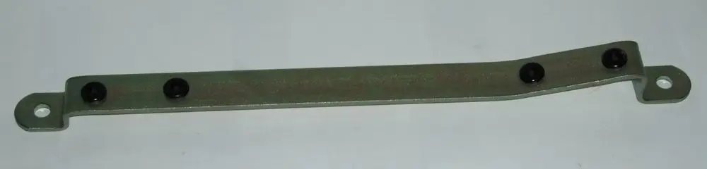 Daikin Halterung aus Metall mit mehreren Befestigungslöchern, geeignet für die Montage im Zusammenhang mit Fußbodenheizungen.